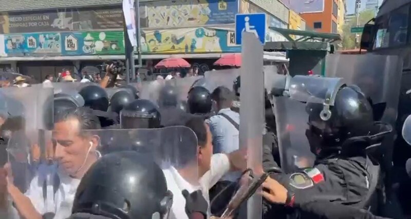 Enfrentamiento entre policías y manifestantes en el centro de la ciudad.