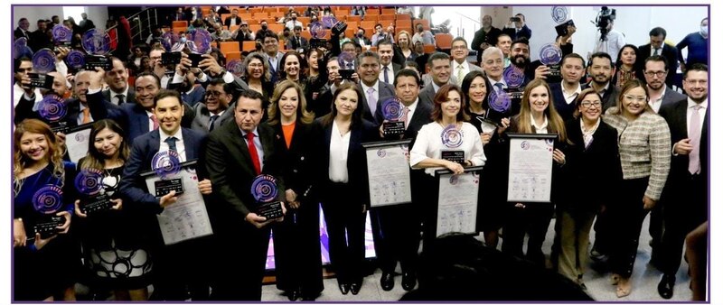 Entrega de premios a los ganadores del concurso de fotografía.