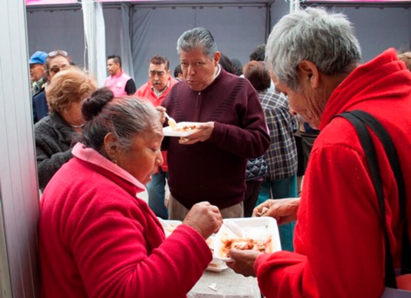 Personas mayores comiendo en un comedor social