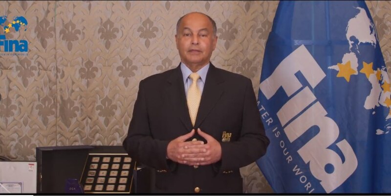 Presidente de FINA entrega condecoración a entrenador de natación artístico