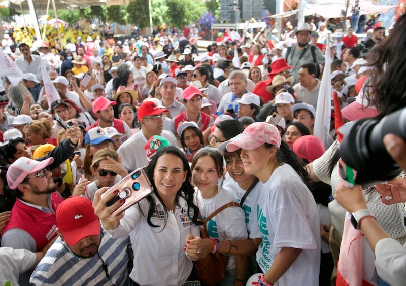 ¡La candidata se toma una selfie con sus partidarios!