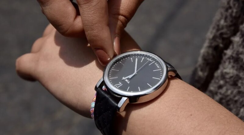 Mujer mirando su reloj