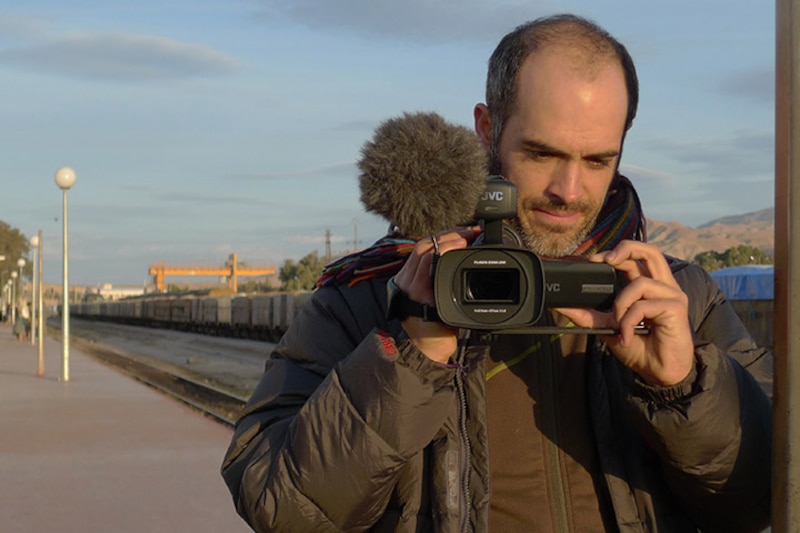 Un periodista español filma un documental sobre la inmigración en España