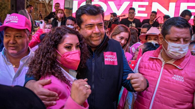 La imagen podría titularse: "Candidata a la gubernatura del Estado de México, Delfina Gómez, saluda a sus simpatizantes".