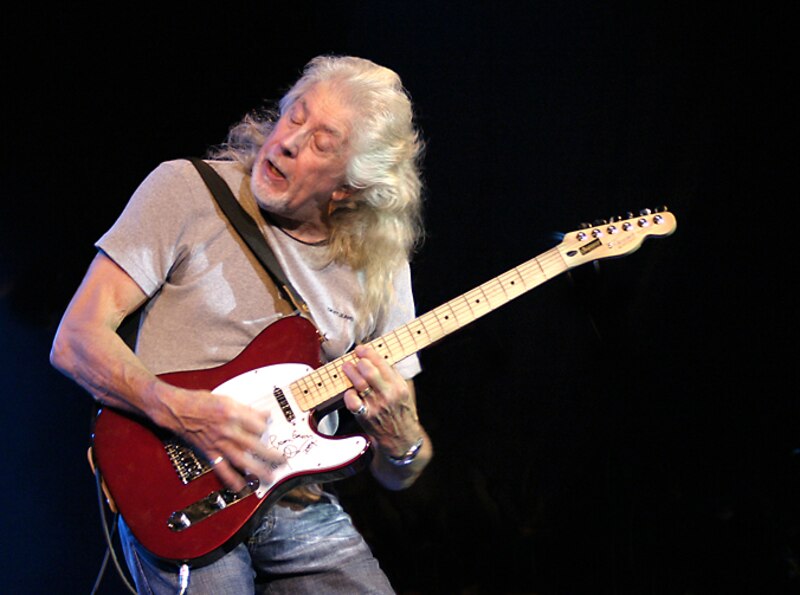 Carlos Santana tocando la guitarra