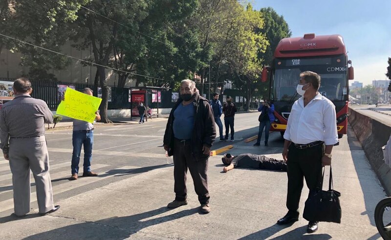 Un hombre se desvanece en la calle mientras espera el autobús