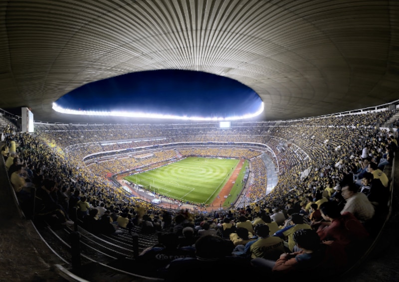 Estadio de fútbol lleno de gente