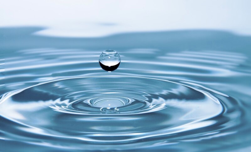 Una gota de agua cae en la superficie del agua