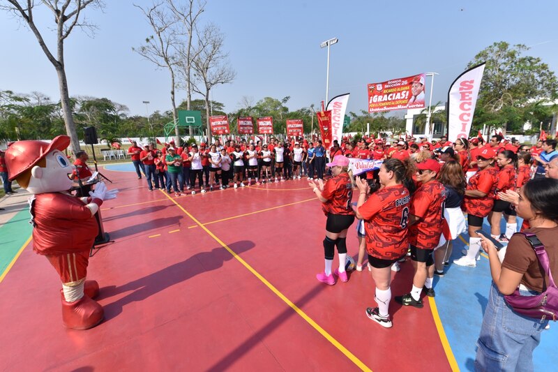 Entrega Ricardo Aldana uniformes a equipos de voleibol