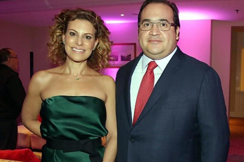 La actriz mexicana Salma Hayek y el empresario mexicano Arturo Elías Ayub asisten a un evento en la Ciudad de México.