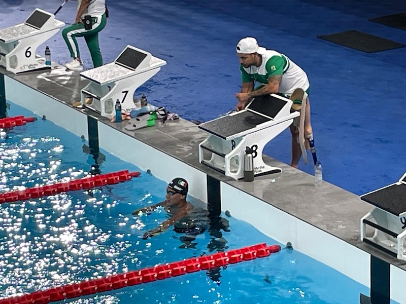 Nadador paralímpico español en acción