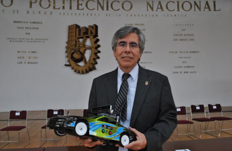 Presentación de un nuevo modelo de coche eléctrico en el IPN
