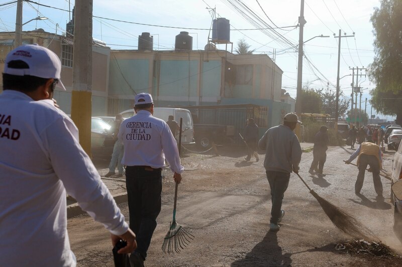 Trabajadores de la ciudad limpian la calle