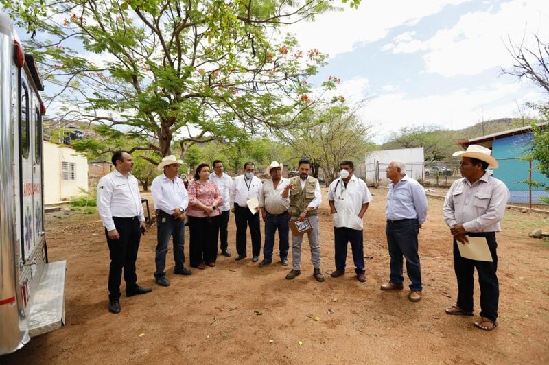 Reunión de funcionarios de salud en una comunidad rural