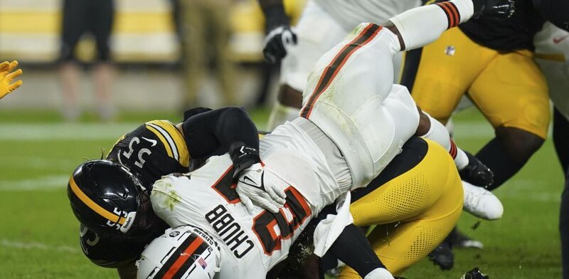 Jugador de los Browns, Nick Chubb, es tackleado por el jugador de los Steelers, T.J. Watt.