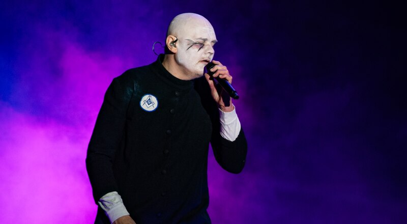 El cantante de Ghost, Tobias Forge, actúa en el escenario.