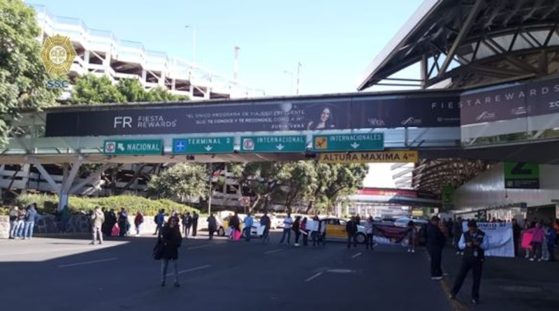 Puente peatonal del Aeropuerto Internacional de la Ciudad de México