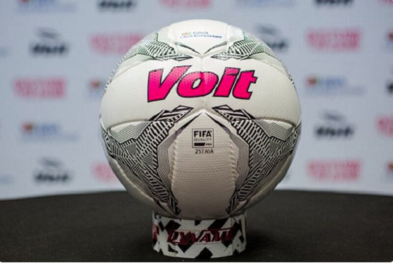 Voit presenta el nuevo balón de fútbol para la temporada 2023