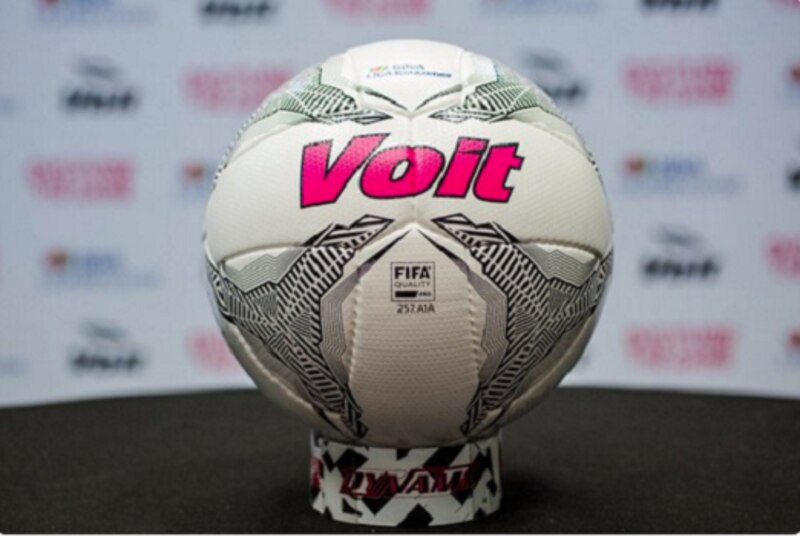 Voit presenta el nuevo balón de fútbol para la temporada 2023