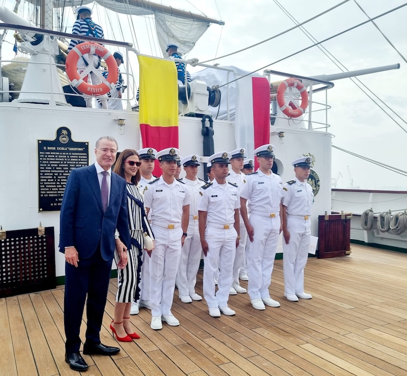 Entrega de la Bandera Monumental al Buque Escuela Velero “Cuauhtémoc”