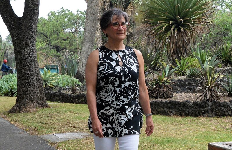La Dra. Ana María Polo, jueza del programa de televisión "Caso Cerrado", en el Jardín Botánico de la Ciudad de México.
