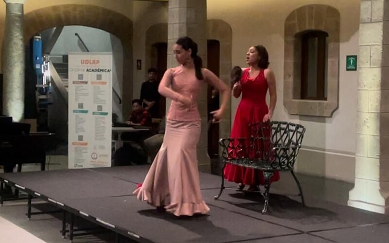 Dos mujeres bailando flamenco en un escenario