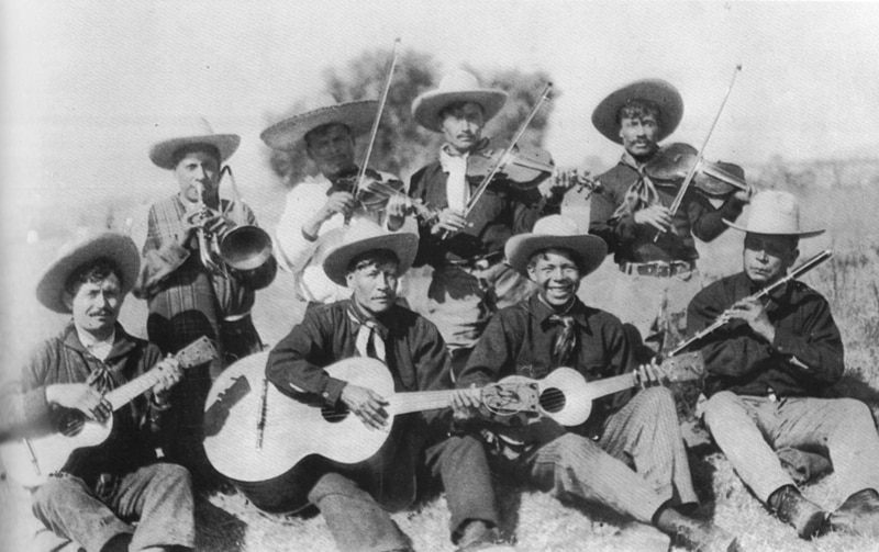 Mariachi tocando música tradicional mexicana