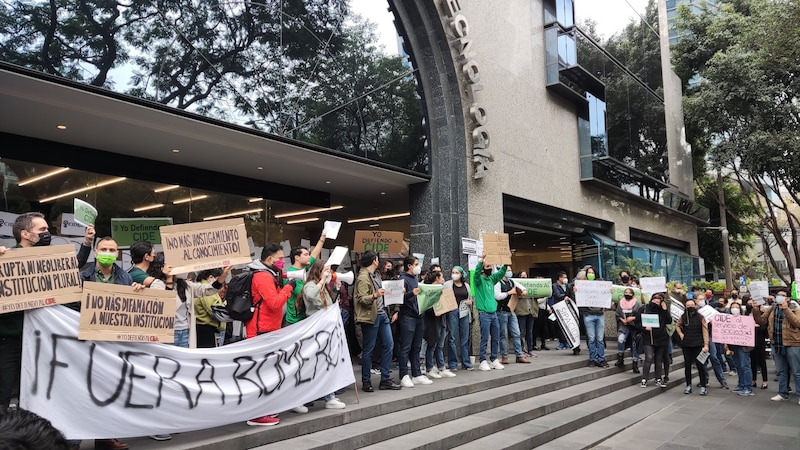 Protesta en el CIDE contra el director general, José Romero Tellaeche