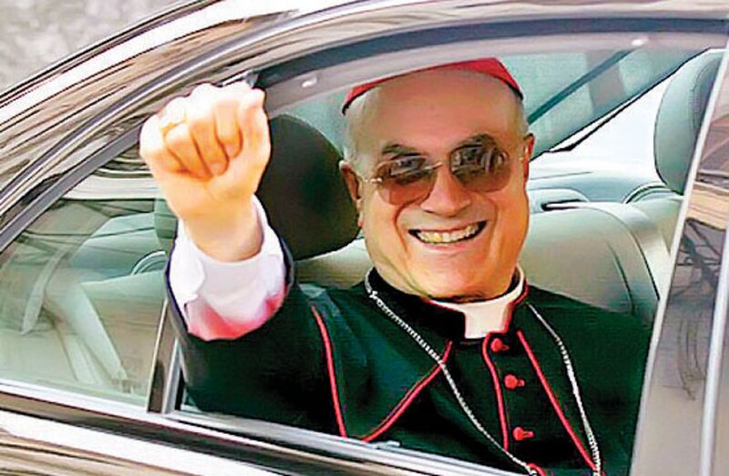 El cardenal Angelo Sodano saluda a los fieles
