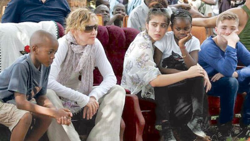 Angelina Jolie y sus hijos en África