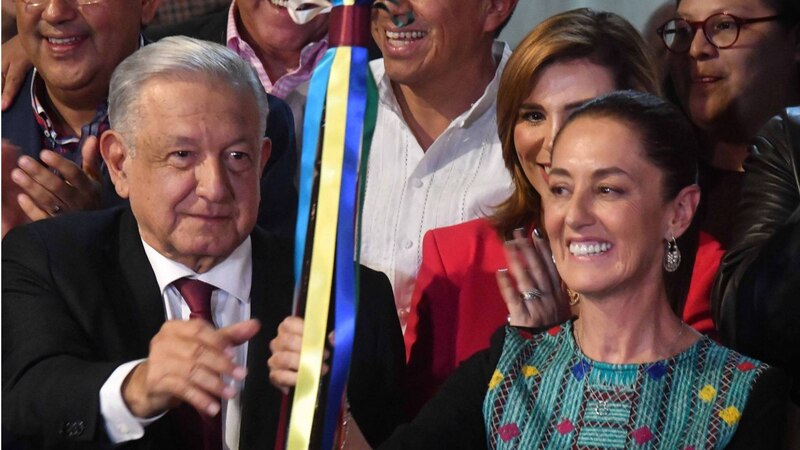 El presidente Andrés Manuel López Obrador y la jefa de gobierno de la Ciudad de México, Claudia Sheinbaum, durante un evento público.