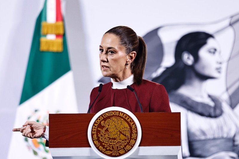 La presidenta de México, Claudia Sheinbaum, habla durante una rueda de prensa este miércoles, en Palacio Nacional en Ciudad de México (México). Sheinbaum aseguró que su Gobierno logró la incautación “más grande que se haya hecho” de pastillas de fentanilo en un operativo el martes en el norteño estado de Sinaloa, al confiar en que, con ello, baje la violencia en la entidad.