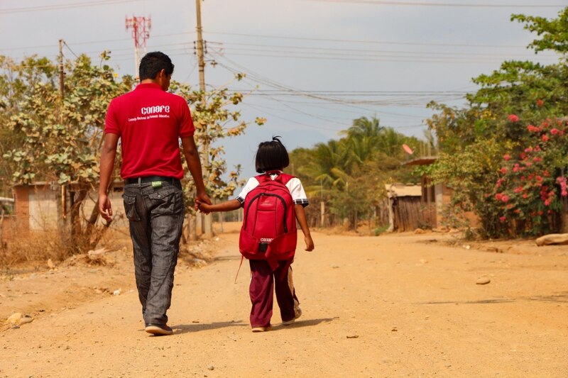 Niño y niña caminando juntos