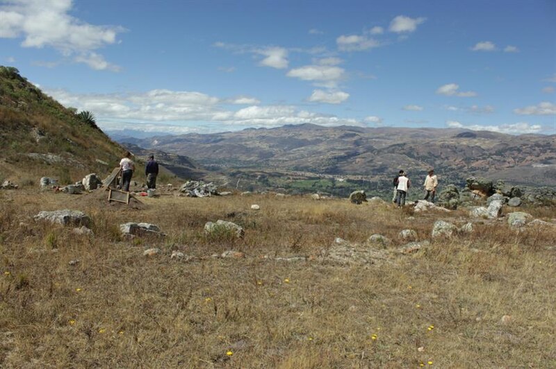 Arqueólogos trabajando en un sitio arqueológico