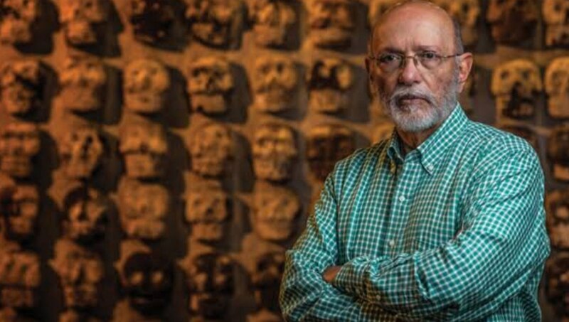 El antropólogo forense Dr. Luis Alberto Borrero con cráneos humanos