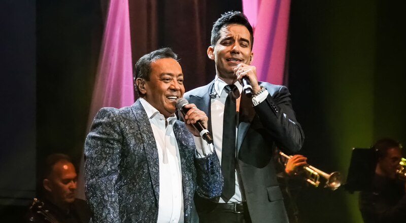 "Vicente Fernández y Alejandro Fernández cantando juntos en concierto".