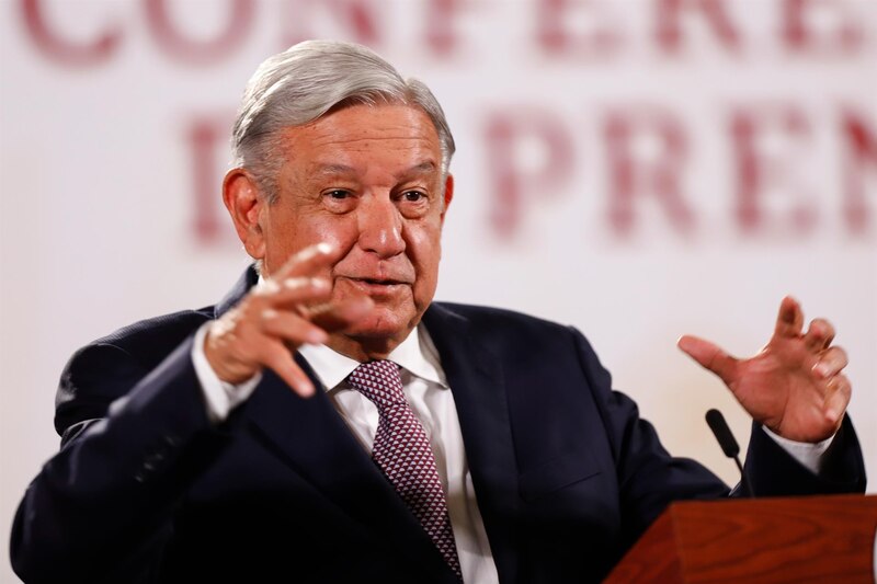 El presidente Andrés Manuel López Obrador da un discurso en una conferencia de prensa.