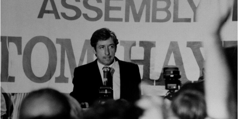 Tom Hayden, un líder de los derechos civiles y activista antibélico, pronuncia un discurso ante una multitud en una asamblea.