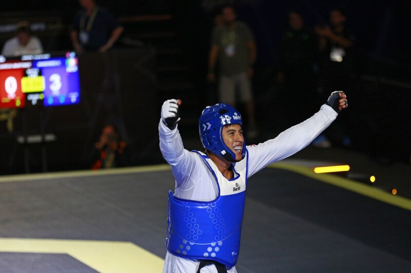 ¡Victoria! Atleta celebra su triunfo en el Campeonato Mundial de Taekwondo
