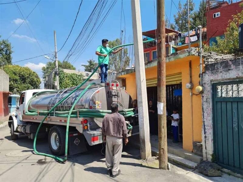 Llenado de tinacos en la Ciudad de México