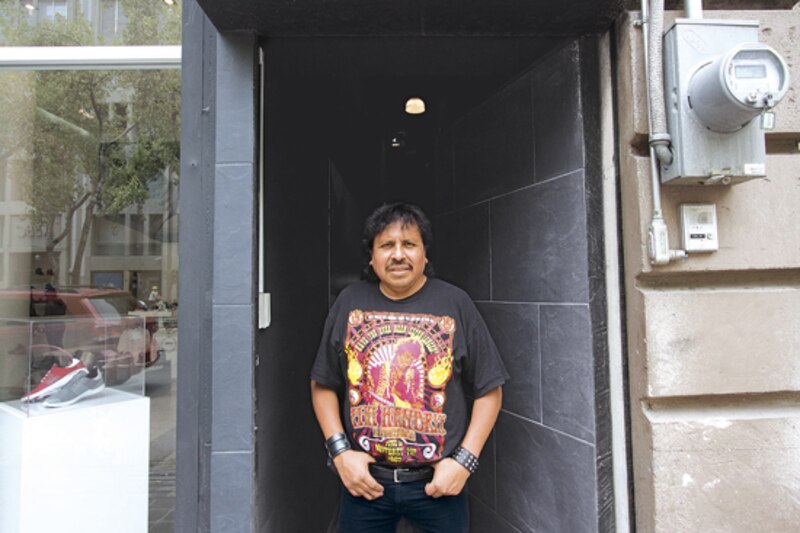 El rapero mexicano SPM en una tienda de ropa