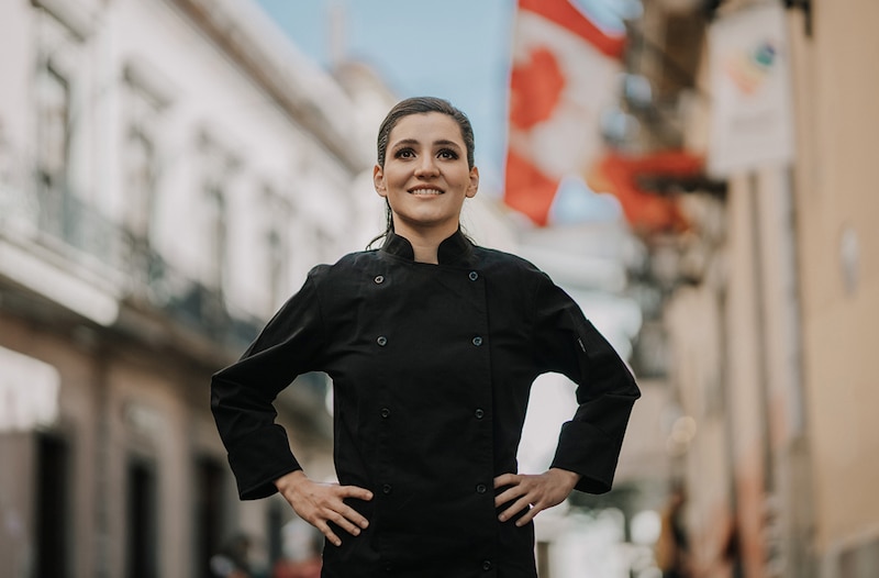 Chef mujer mirando hacia arriba con una sonrisa