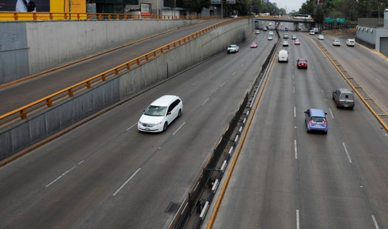 Autopista urbana con tráfico fluido