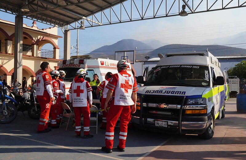 Cruz Roja Mexicana atendiendo a lesionados en un accidente de tráfico