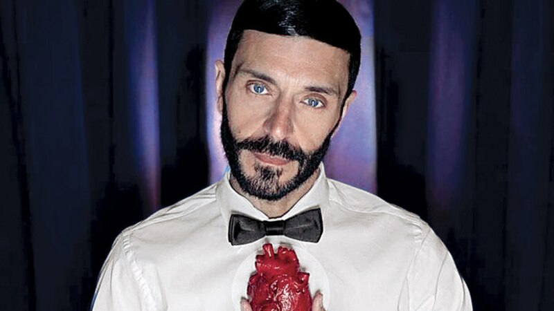 Un hombre con un corazón en la mano