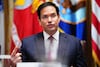 “Vamos a enfrentar a los cárteles donde quiera que estén”: Rubio en su avión con destino a México 