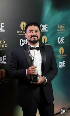Hervey Arteaga recibe reconocimiento en los Reed Latino 2025