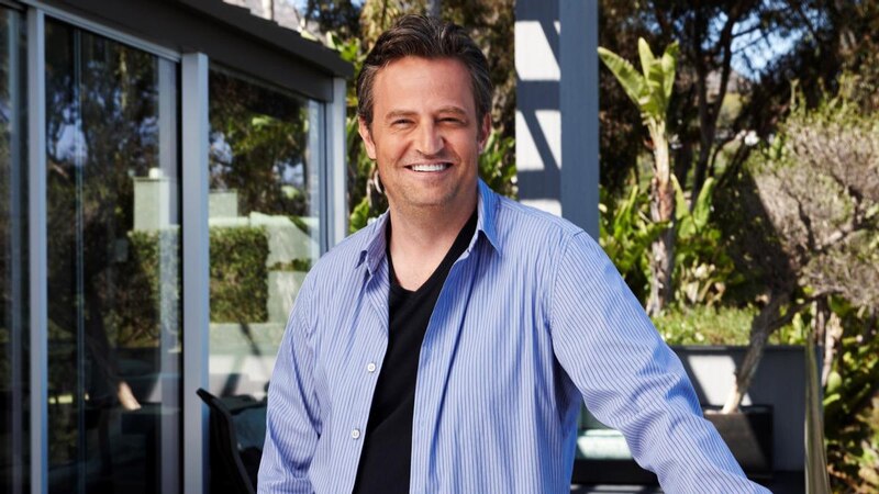 El actor Matthew Perry, conocido por su papel de Chandler Bing en la serie Friends, sonríe a la cámara.