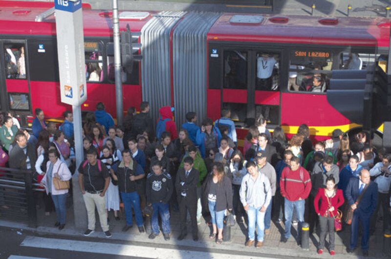 Autobús lleno de gente en una parada de autobús en la Ciudad de México