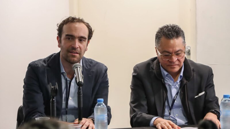 Dos hombres en una conferencia